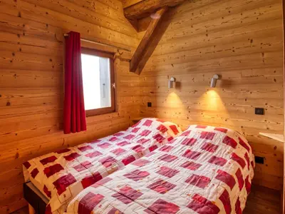 a bedroom with a bed in a log cabin at Chalet au pied des pistes, sauna et terrasse, pour 12 pers. - FR-1-642-5 in Morillon