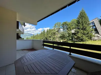a small room with a bunk bed with a red curtain at Appartement confortable pour 6 pers. avec balcon à Morillon - FR-1-642-11 in Morillon