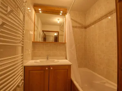 a bathroom with a sink and a bath tub at Charmant appartement 6 pers, balcon avec vue montagne, confort moderne, non-fumeur - FR-1-642-32 in Morillon