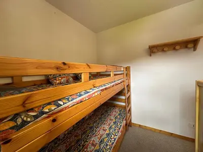 a bedroom with two bunk beds in a room at Appartement confortable 6 pers au pied des pistes à Morillon - FR-1-642-37 in Morillon