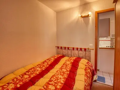a bedroom with a bed with a colorful blanket at Appartement confortable 6 pers au pied des pistes à Morillon - FR-1-642-37 in Morillon
