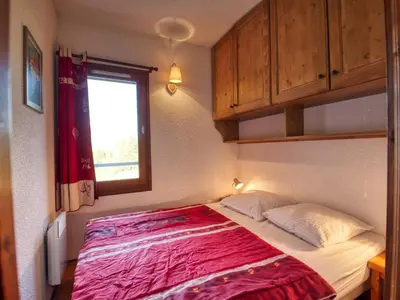 a bedroom with a large bed with a red blanket at Appartement 4 personnes, prox. pistes et jardin d'enfants - FR-1-642-41 in Morillon