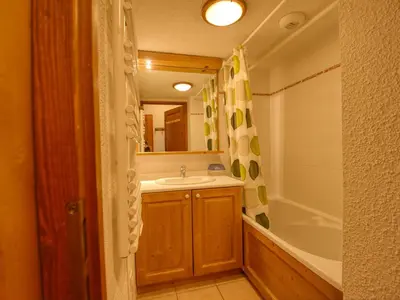 a bathroom with a sink and a bath tub at Appartement 4 personnes, prox. pistes et jardin d'enfants - FR-1-642-41 in Morillon