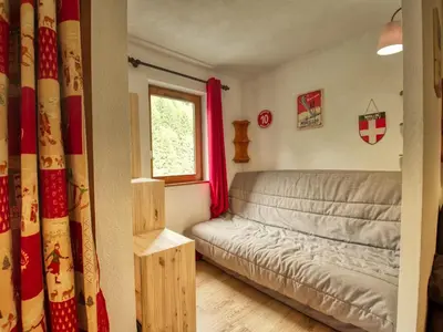 a small bedroom with a bed and a window at Confortable appartement à Morillon 1100 pour 5 pers, TV, animaux admis - FR-1-642-45 in Morillon