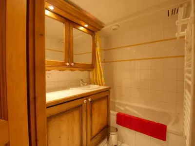 a bathroom with a sink and a tub at Bel appartement 3 ch, déco montagne, au pied des pistes - FR-1-642-57 in Morillon