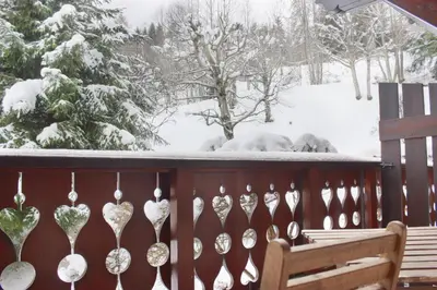 a white kitchen with white appliances and wooden floors at Les Grand Balcon - 2ch - 2 balcons - Randonnée - Escalade - Lac des Chavants in Les Houches