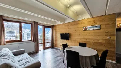 a living room with a table and a couch at Résidence Betelgeuse - Appartement confortable · Proche des pistes et des commerces · Balcon MAE-7376 in Flaine