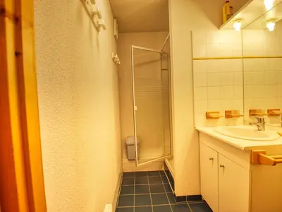 a bathroom with a sink and a shower at Appartement spacieux 6 pers. proche jardin d'enfants - FR-1-642-58 in Morillon