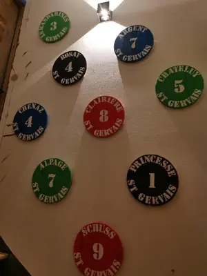 a bunch of clocks hanging on a wall at Kaban' des neiges in Saint-Gervais-les-Bains