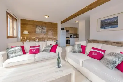two beds in a bedroom with a wooden ceiling at L'Eden Ski aux Pieds in Morillon