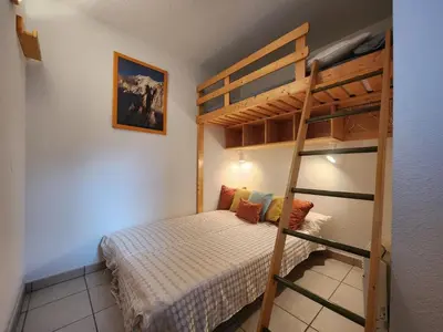 a small bedroom with a bunk bed and a bunk bedouble at Appartement confort 4 pers avec balcon et garage, coeur de Samoëns - FR-1-629-101 in Samoëns