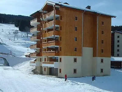 a building in the snow with people standing in front of it at Appartement 6 personnes avec balcon proche jardin d'enfants - FR-1-642-62 in Morillon