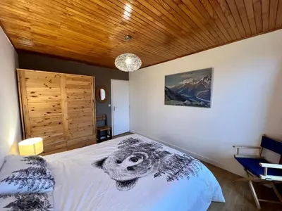 a bedroom with a bed with a picture on it at Appartement pour 14 pers, rénové, animaux acceptés, parking - FR-1-624-92 in Samoëns