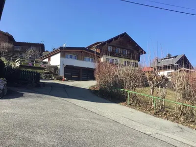 an empty road in front of some houses at CHAMBRE INDÉPENDANTE avec SALLE DE BAIN INDÉPENDANTE au RDC d un chalet à 25 kms Chamonix in Saint-Gervais-les-Bains