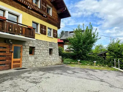 an empty street in front of a building at CHAMBRE INDÉPENDANTE avec SALLE DE BAIN INDÉPENDANTE au RDC d un chalet à 25 kms Chamonix in Saint-Gervais-les-Bains