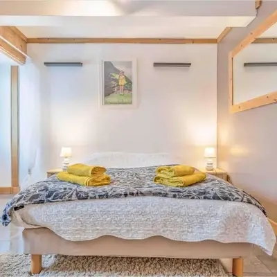 CHAMBRE INDÉPENDANTE avec SALLE DE BAIN INDÉPENDANTE au RDC d un chalet à 25 kms Chamonix