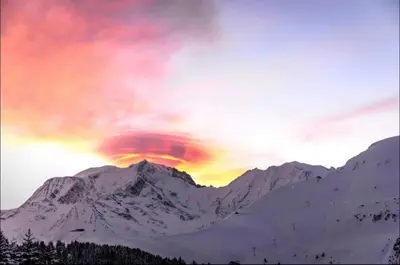 a sunset over a snow covered mountain range at Centre Saint-Gervais Studio Vert moderne 2 pers proche télécabine in Saint-Gervais-les-Bains