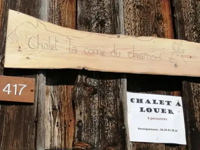 a sign that says child to count on charms on a wooden fence at Chalet la corne du chamois in Sixt