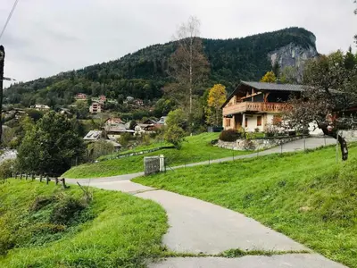 a path leading to a house on a hill at Chalet familial calme proche centre, 8 pers, WiFi, garage - FR-1-629-103 in Samoëns
