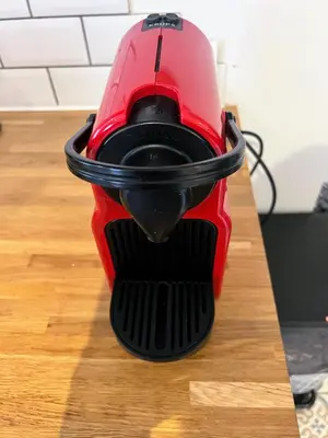 a red blender sitting on top of a wooden table at Chalet Mirador appartement vue panoramique SITUÉ À 25 kms de CHAMONIX in Saint-Gervais-les-Bains