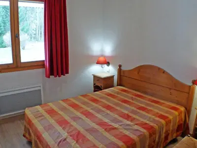 a bedroom with a bed and a window at Confortable 3 pièces avec terrasse, idéal pour 6 personnes - FR-1-629-100 in Samoëns