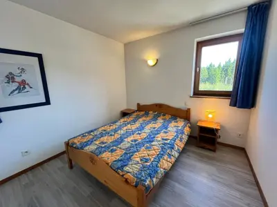 a bedroom with a bed and a window at Appartement lumineux au pied des pistes avec accès direct Grand Massif - FR-1-624-100 in Morillon