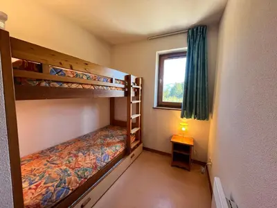 a bedroom with two bunk beds and a window at Appartement lumineux au pied des pistes avec accès direct Grand Massif - FR-1-624-100 in Morillon