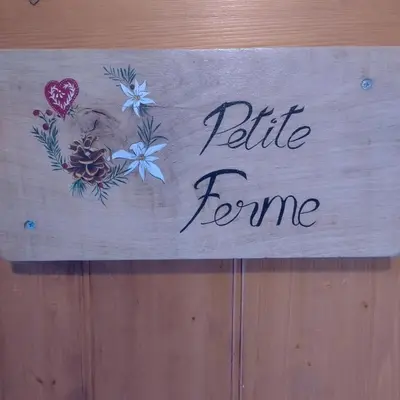 a wooden sign with the words police fame at Chalet La Ferme d'Henriette, à Samoëns in Samoëns