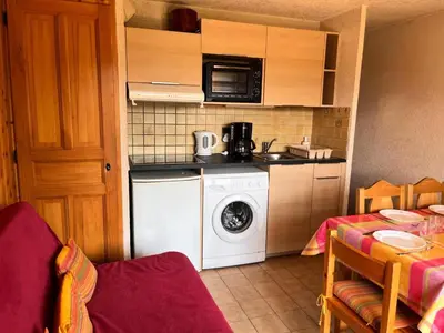 a kitchen with a washing machine and a microwave at Résidence Coupe De Cristal - Coupe de Cristal A6 MAE-6544 in Saint-Gervais-les-Bains