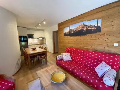 a living room with a red couch and a table at Appartement 3 pièces avec terrasse, animaux acceptés et parking - FR-1-629-106 in Samoëns