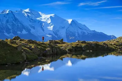 a group of people skiing down a snow covered slope at Chalets d'Henri 67 - Happy Rentals in Chamonix-Mont-Blanc