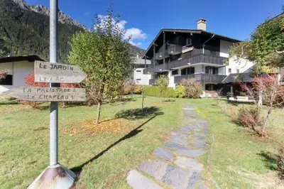 a street sign in front of a building at Le Jardin de Champraz in Chamonix-Mont-Blanc