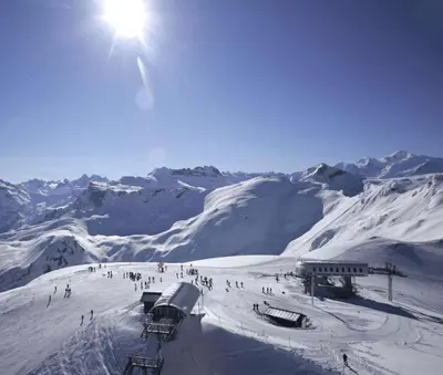 a group of people on a ski slope in the snow at Duplex Samoëns 4/6 couchages in Samoëns