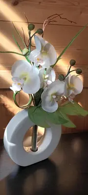 a white vase with white flowers in it at Le Flory'lège in Saint-Gervais-les-Bains