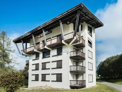 a white building with balconies on it at Appartement 3P 6 pers. proche pistes, wifi, garage - FR-1-453-293 in Megève