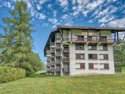 an apartment building with balconies and a tree at Appartement 3P 6 pers. proche pistes, wifi, garage - FR-1-453-293 in Megève