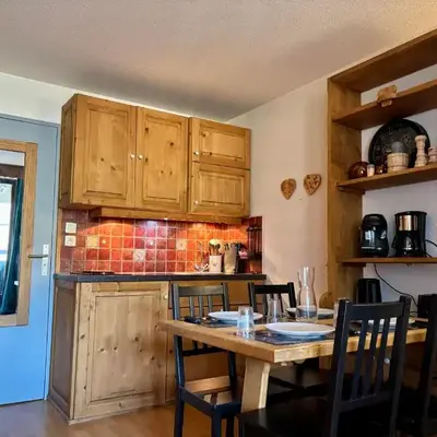 Studio rénové au centre avec balcon et parking - FR-1-624-106