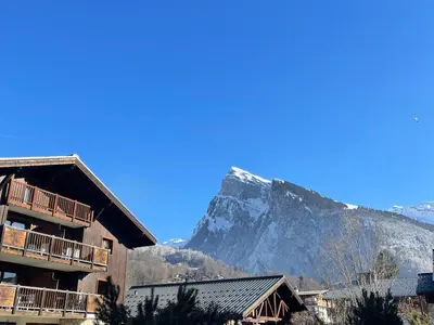 a mountain in the background of a resort at Appartement T2 avec grande terrasse et animaux acceptés - FR-1-624-105 in Samoëns