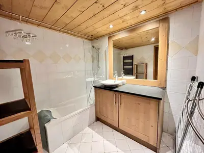 a bathroom with a sink and a tub at Appartement T2 avec grande terrasse et animaux acceptés - FR-1-624-105 in Samoëns