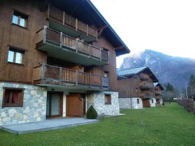 a large building with balconies on the side of it at Appartement T2 avec grande terrasse et animaux acceptés - FR-1-624-105 in Samoëns