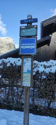 a sign on a wooden post in the snow at DOMAINE DU GRAND TETRAS SAMOENS in Samoëns