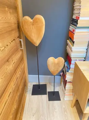 two heart chairs sitting next to a wall with books at Appartement Mocca au coeur de Chamonix Mont-Blanc in Chamonix-Mont-Blanc