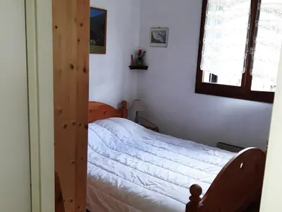 a bedroom with a bed and a window at T2 calme avec parking et wifi à Chamonix - FR-1-517-64 in Chamonix-Mont-Blanc