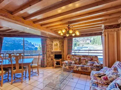 a living room with a table and a couch at Appartement spacieux avec sauna et grande terrasse, pour 10 pers. - FR-1-425-118 in Flaine
