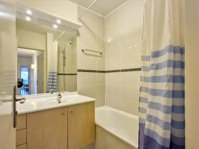 a bathroom with a sink and a bath tub at Appartement spacieux au centre, balcon, animaux acceptés - FR-1-425-130 in Flaine