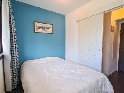 a bedroom with a blue wall and a bed at Appartement lumineux au pied des pistes avec piscine et spa - FR-1-425-133 in Flaine