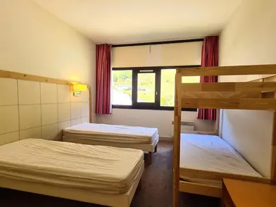 a room with two bunk beds and a window at Appartement confortable proche des pistes avec casier à ski - FR-1-425-153 in Flaine