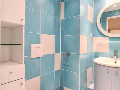 a bathroom with a blue and white tiled wall at Studio rénové pour 4 pers, proche des pistes à Flaine - FR-1-425-167 in Flaine