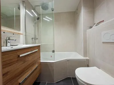 a bathroom with a tub and a toilet and a sink at Studio rénové 4 pers · Centre Flaine · Balcon Sud - FR-1-425-176 in Flaine