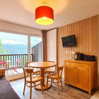 Appartement lumineux au centre avec balcon et parking - FR-1-425-177